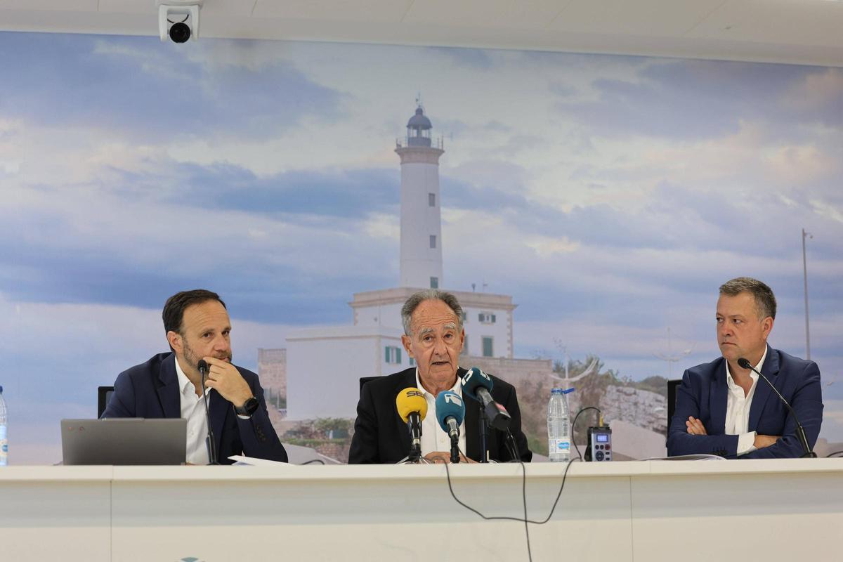 El presidente de la APB, Javier Sanz, en el centro de la imagen, flanqueado por Toni Ginard (izquierda) y Alberto del Pino (derecha).