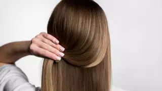 ¿Cabello débil, quebradizo y sin brillo? La clave no está en el champú, sino en lo que comes
