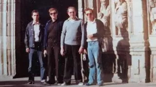 León XIV viajó por Galicia en 1982 y se fotografió en la Puerta Santa
