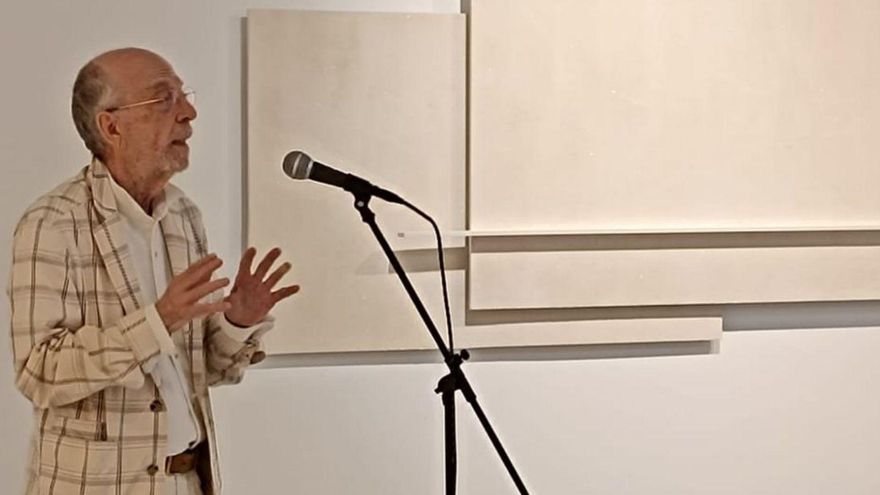 Arriba, Pedrosa en la inauguración. Debajo, vista general de la sala. |