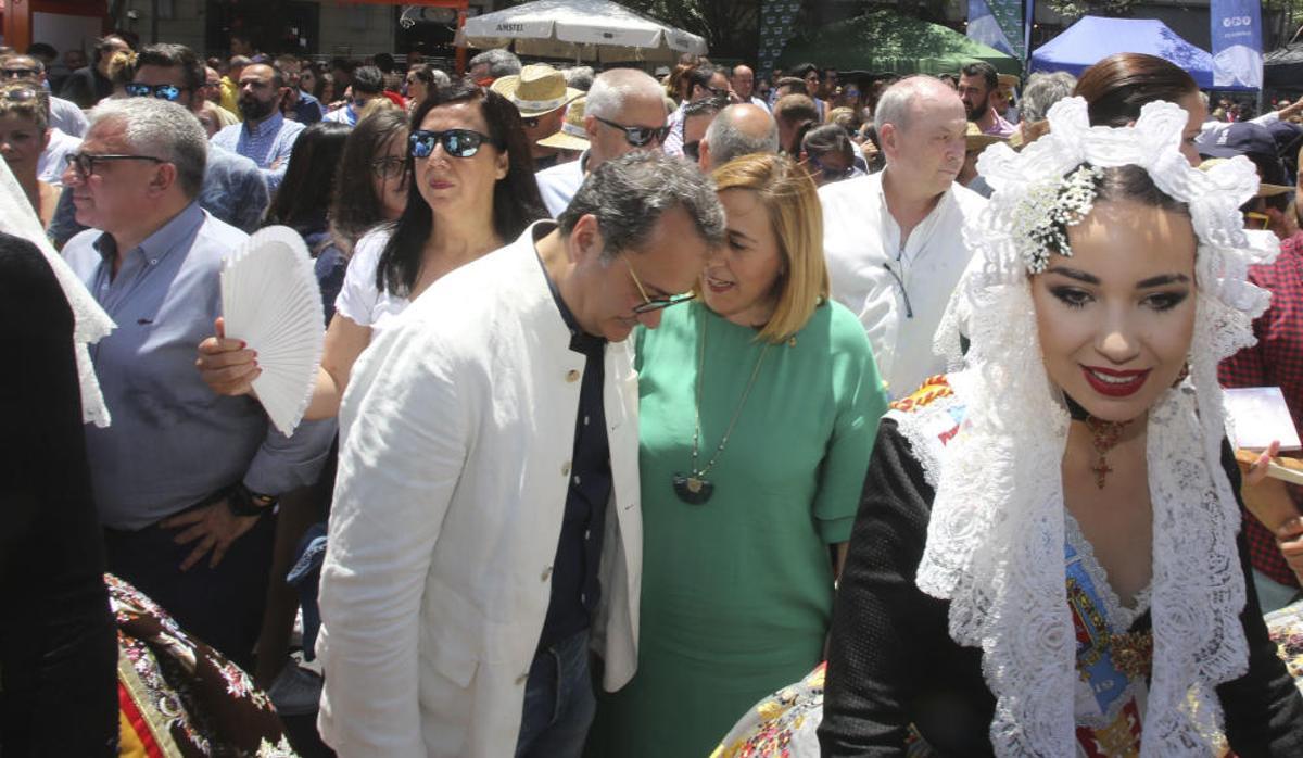 La pirotecnia Del Mediterráneo ofrece una mascletà marcada por la intensidad y con un potente terremoto final a dos alturas que ha provocado la rotura de un cristal del entorno de la plaza y daños en