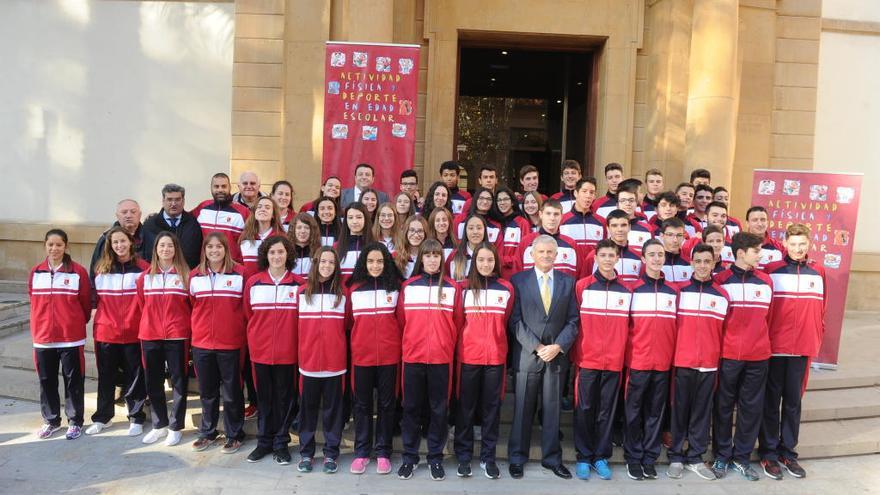 Los preseleccionados de baloncesto, con Alonso Gómez López, director general de Deportes.