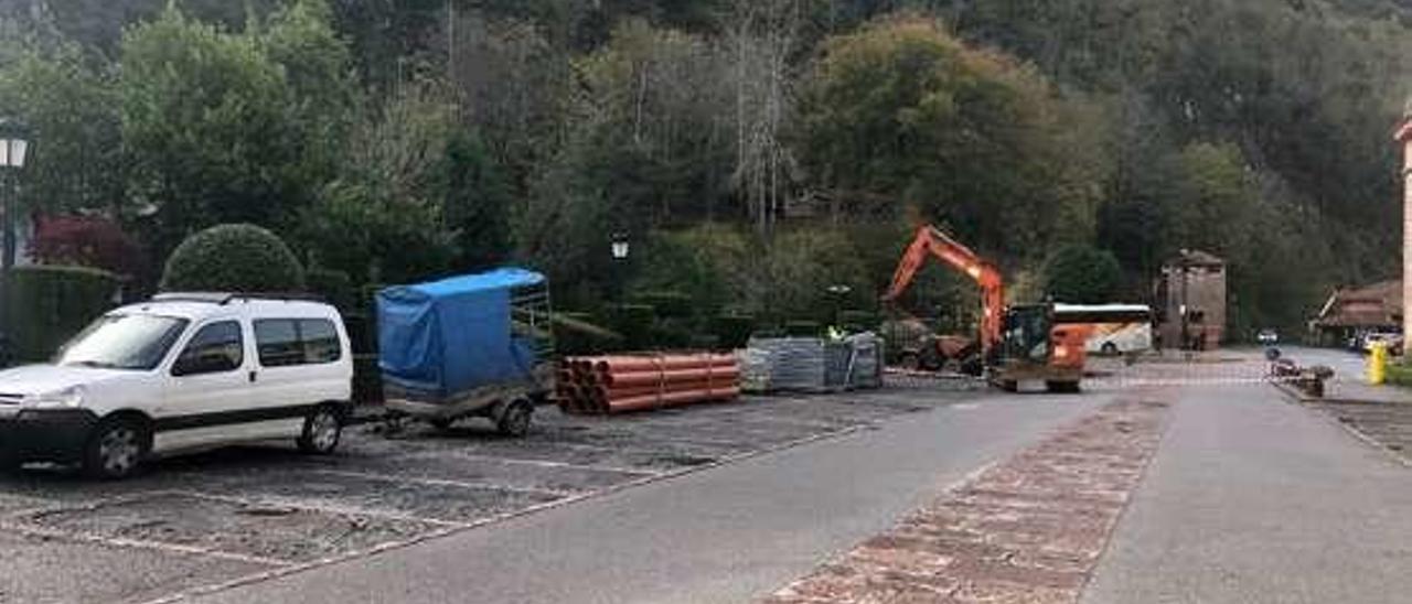 Obras, ayer, en la explanada de la basílica de Covadonga.