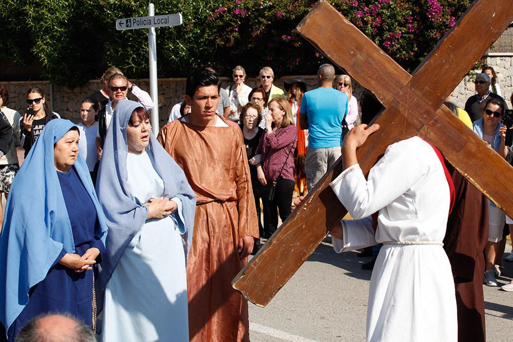 Centenares de personas asisten en el Puig de Missa a la recreación de la muerte de Jesucristo.