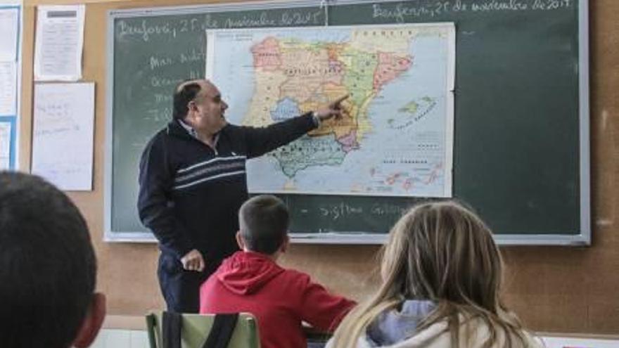 Luis Vicente Mateo en una clase del Colegio de Primaria de Benferri el pasado curso.