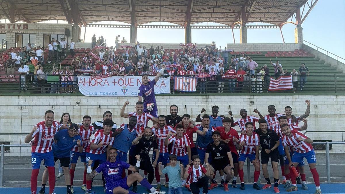 El Don Benito celebra la victoria ante el Jerez con la afición desplazada.