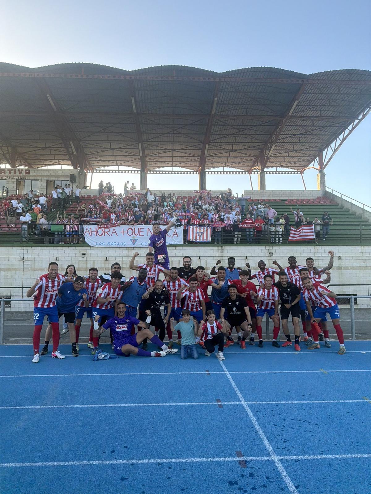 El Don Benito celebra la victoria ante el Jerez con la afición desplazada.