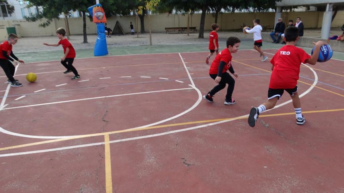 Un grupo de niños en un partido de baloncesto en la Matinal de Ontinyent