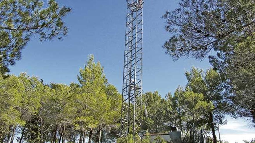 Imagen de la antena repetidora de televisión instalada junto al cementerio municipal.