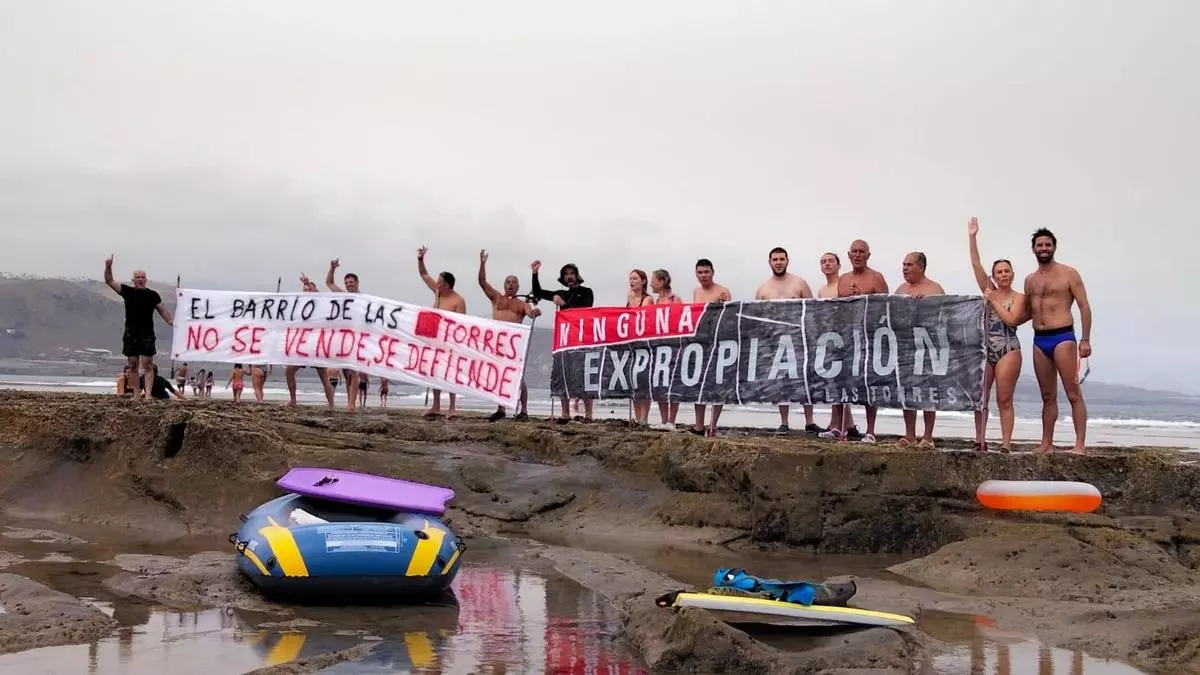 Los vecinos de Las Torres ‘toman’ la barra de Las Canteras en defensa de sus casas