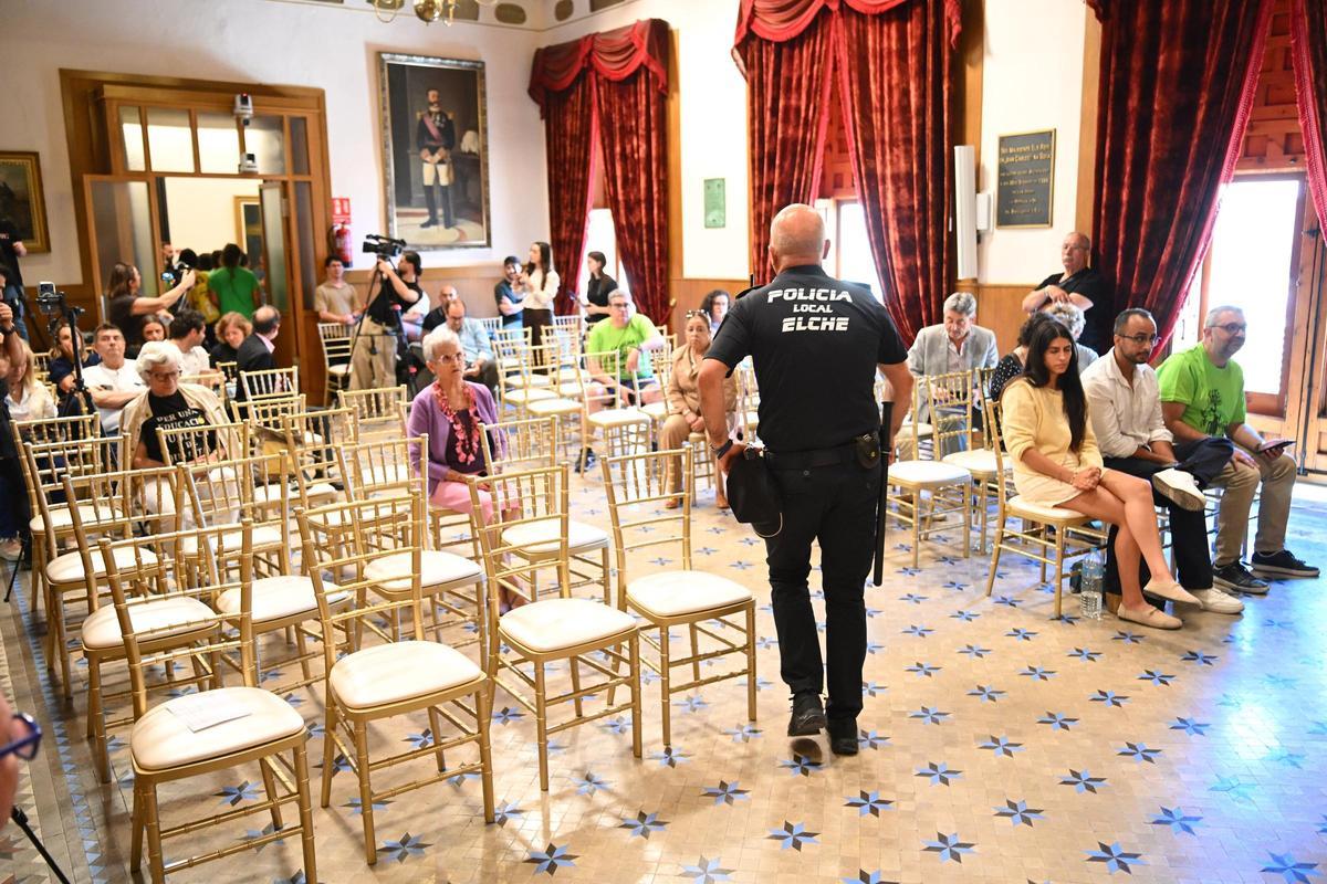 Un policía local, tras macharse buena parte de los docentes en el segundo pleno.