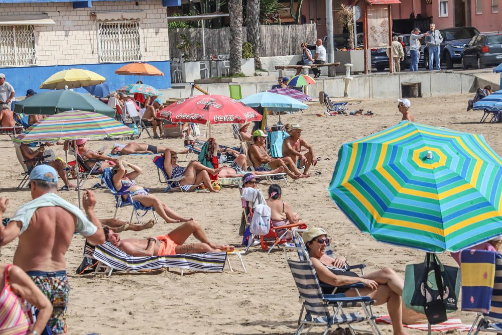 Imágenes de Torrevieja de este viernes 13 de marzo con terrazas y paseos llenos y playas animadas