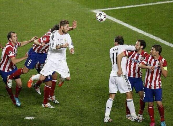 Final Champions 2014 (vs Atlético de Madrid): Codazo de Bale a Juanfran antes del gol de Ramos en el 93