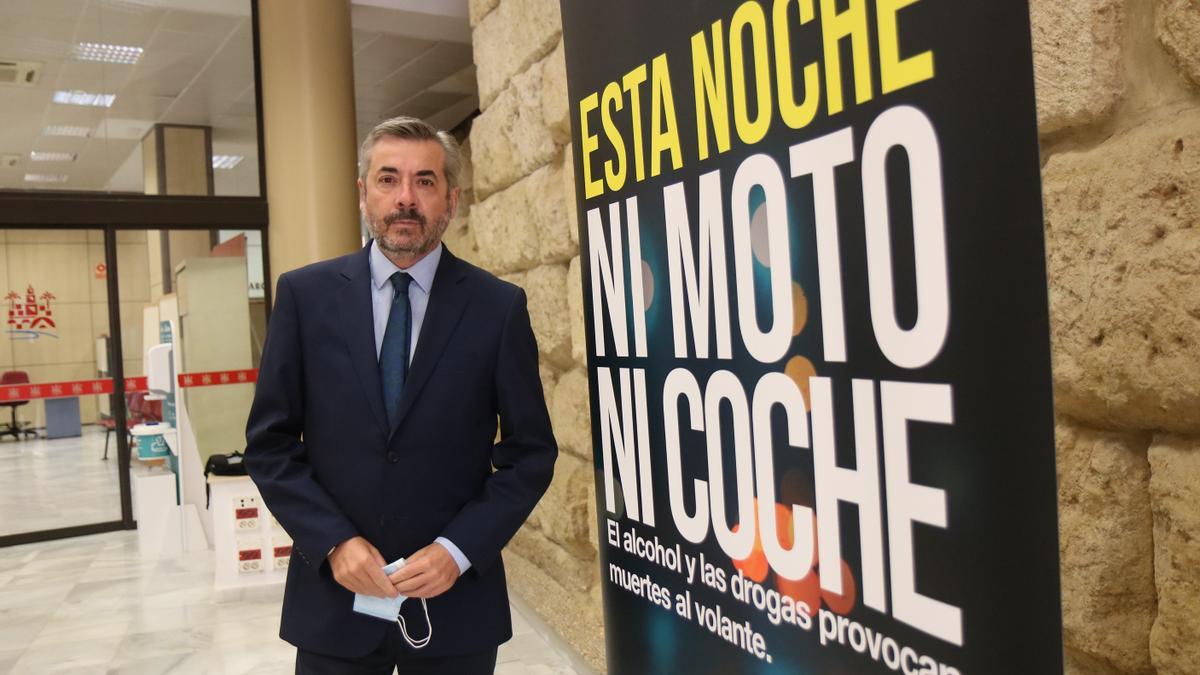 Miguel Ángel Torrico, junto al cartel de la campaña para evitar la conducción bajo los efectos del alcohol y las drogas.