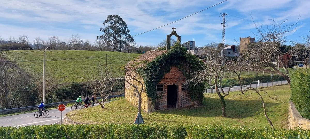 La llamada Capilla del Diablo. Al fondo se aprecia el castillo de San Cucao.