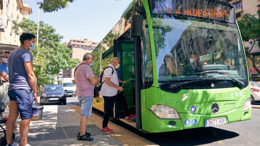 La rebaja de los bonos del autobús urbano entra en vigor