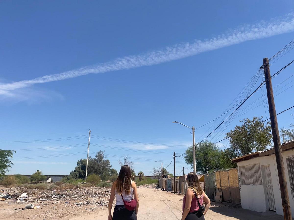 Júlia Perelló y Teresa Munill contemplan el muro que separa Mexicali de Estados Unidos.