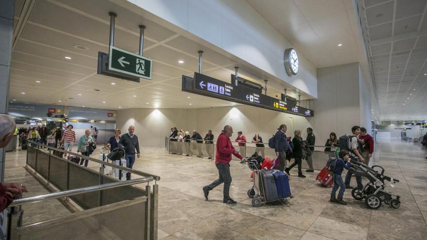 Llegada de pasajeros al aeropuerto internacional de Alicante-Elche