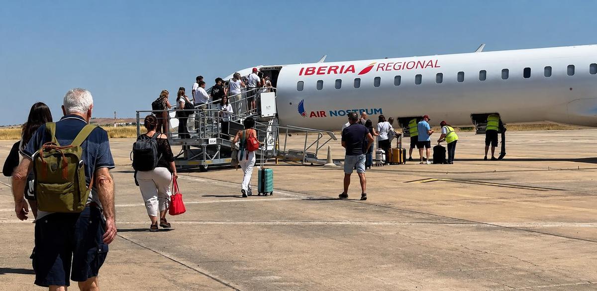 Un grupo de pasajeros se monta en el avión de Air Nostrum en el Aeropuerto de Badajoz con destino a Barcelona este jueves.