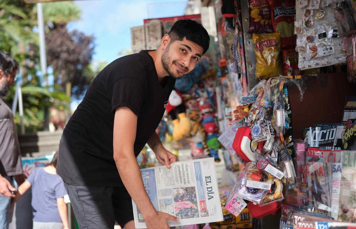 Rajesh Chugani en el quiosco que regenta junto a la Iglesia de La Concepción.