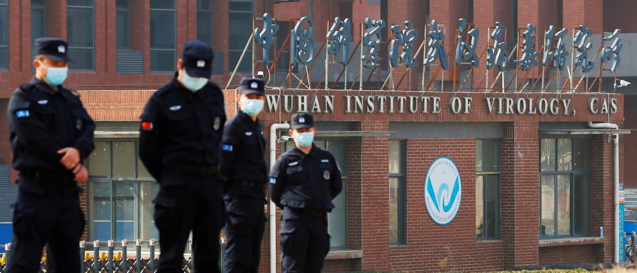 Policías frente al Instituto de Virología de Wuhan.