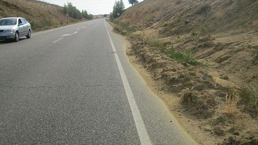 Montones de tierra que invaden los arcenes de la ZA-100 en Bretó.