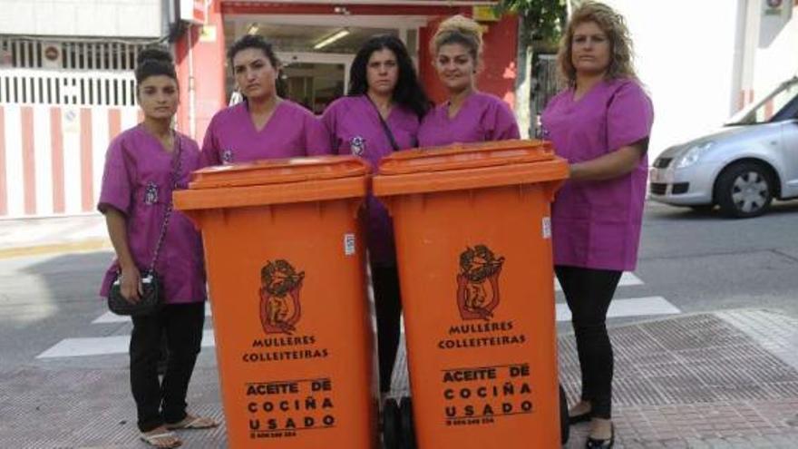 Imagen de las recolectoras de aceite usado ayer en el barrio de Monte Alto. / carlos pardellas