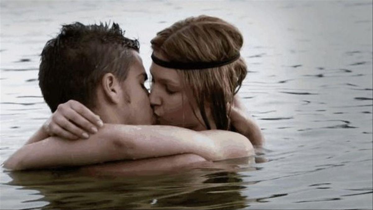 Maxi Iglesias confiesa en 'La Noche D' cómo fue su famoso beso con Úrsula Corberó en 'Física o Química'.