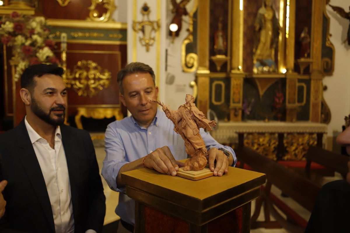 El escultor Ramón Cuenca explica a Fulgencio Gil los detalles de la futura talla.