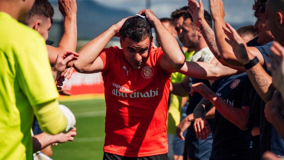 Túnel de collejas a Míchel tras su vuelta