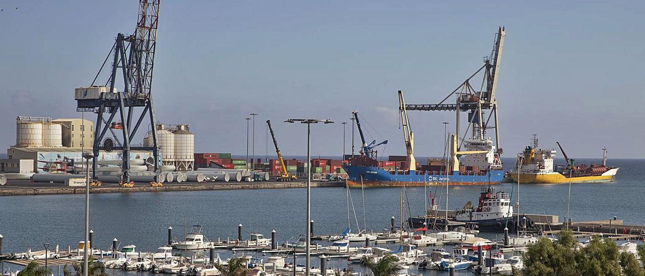 Un buque descarga mercancÍas en el muelle de Puerto del Rosario, ayer.