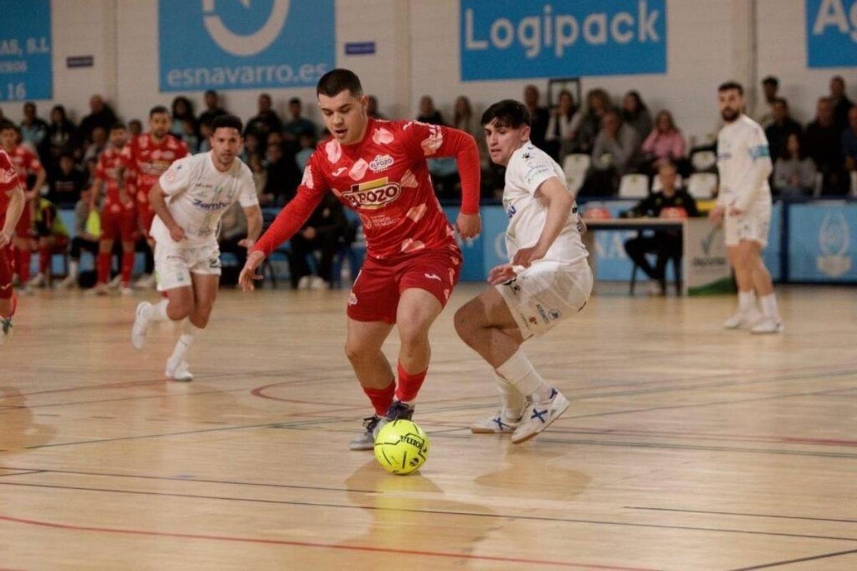 Miguel Palacio, con el balón controlado.