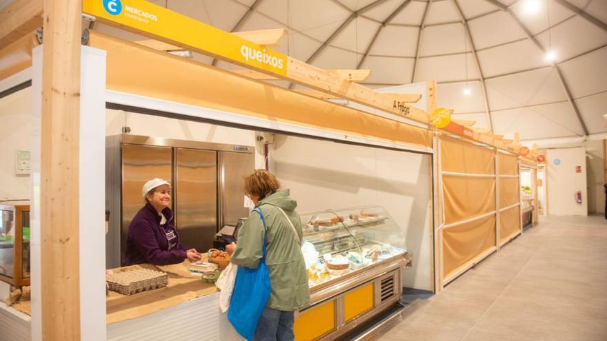 Ana Pérez, en su puesto de quesos, con la tienda contigua cerrada. | Casteleiro