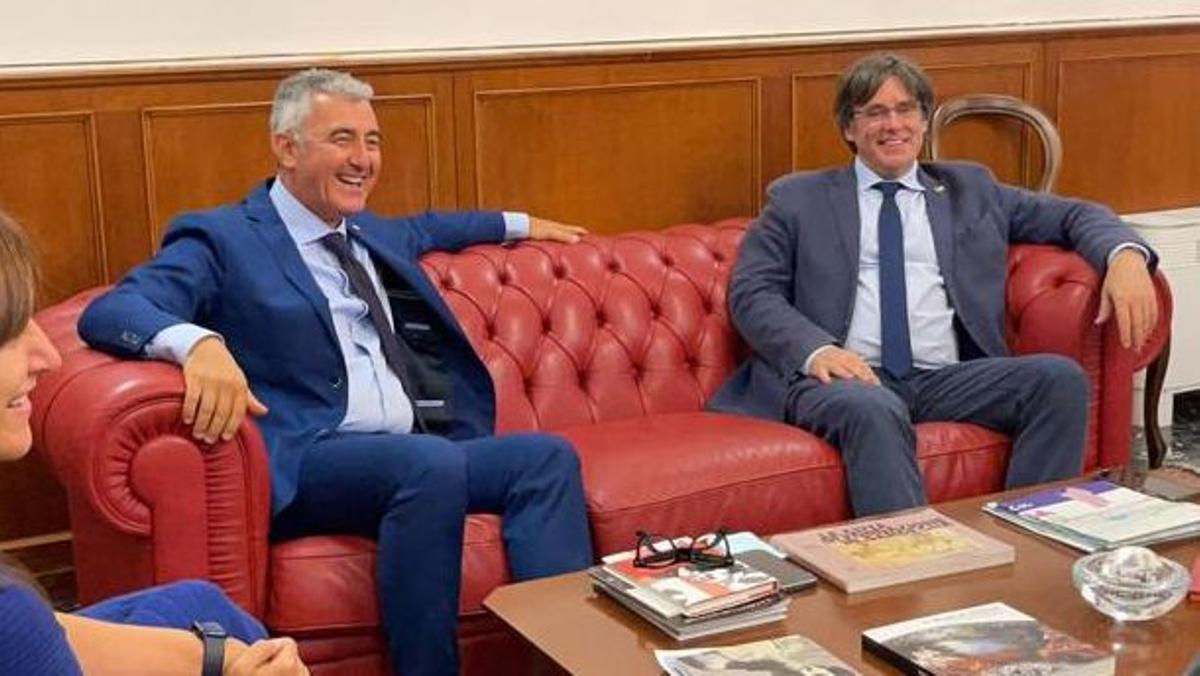 Carles Puigdemont con el alcalde de LAlguer
