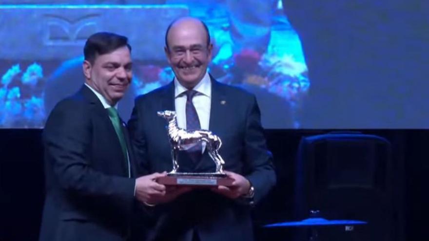 El toresano José Antonio Castrillo recibió uno de los premios nacionales de mano del presidente de la Federación Española. | FCYLG | JACINTO NAVAS