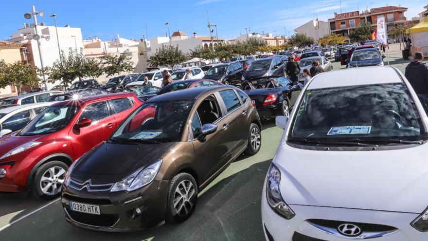 Una feria de automóviles de ocasión en Almoradí.