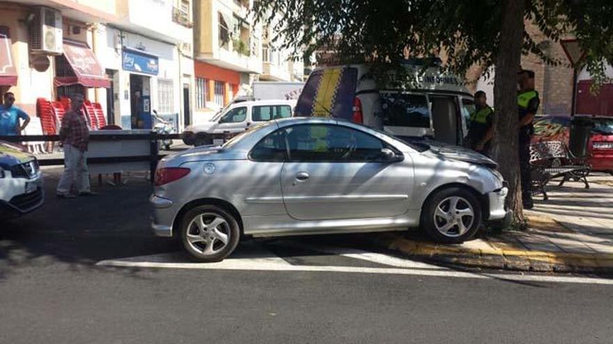 Choca su coche contra un árbol en el centro de Elda y se va corriendo para no perder el avión