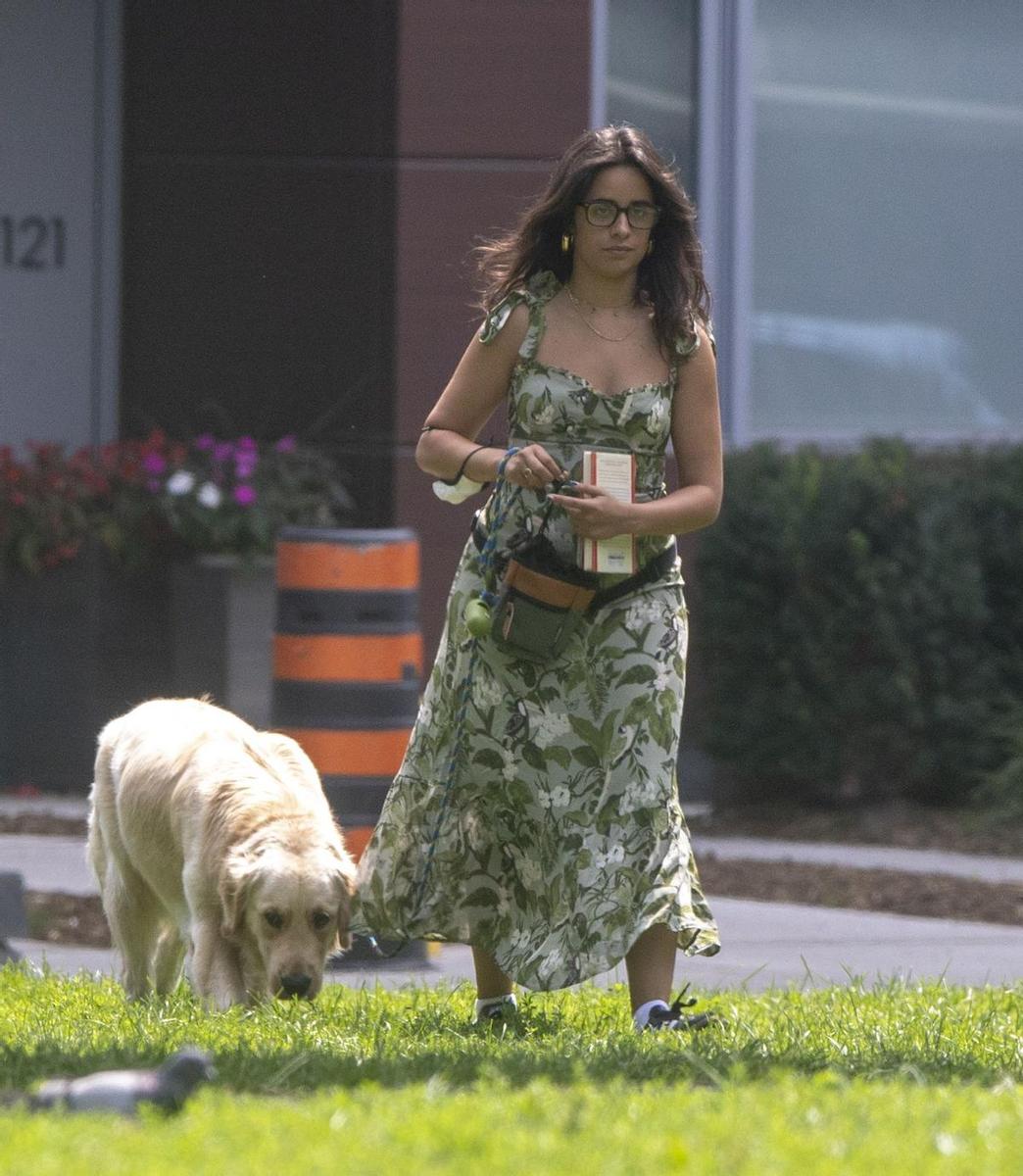 Camila Cabello con su perro en Toronto.