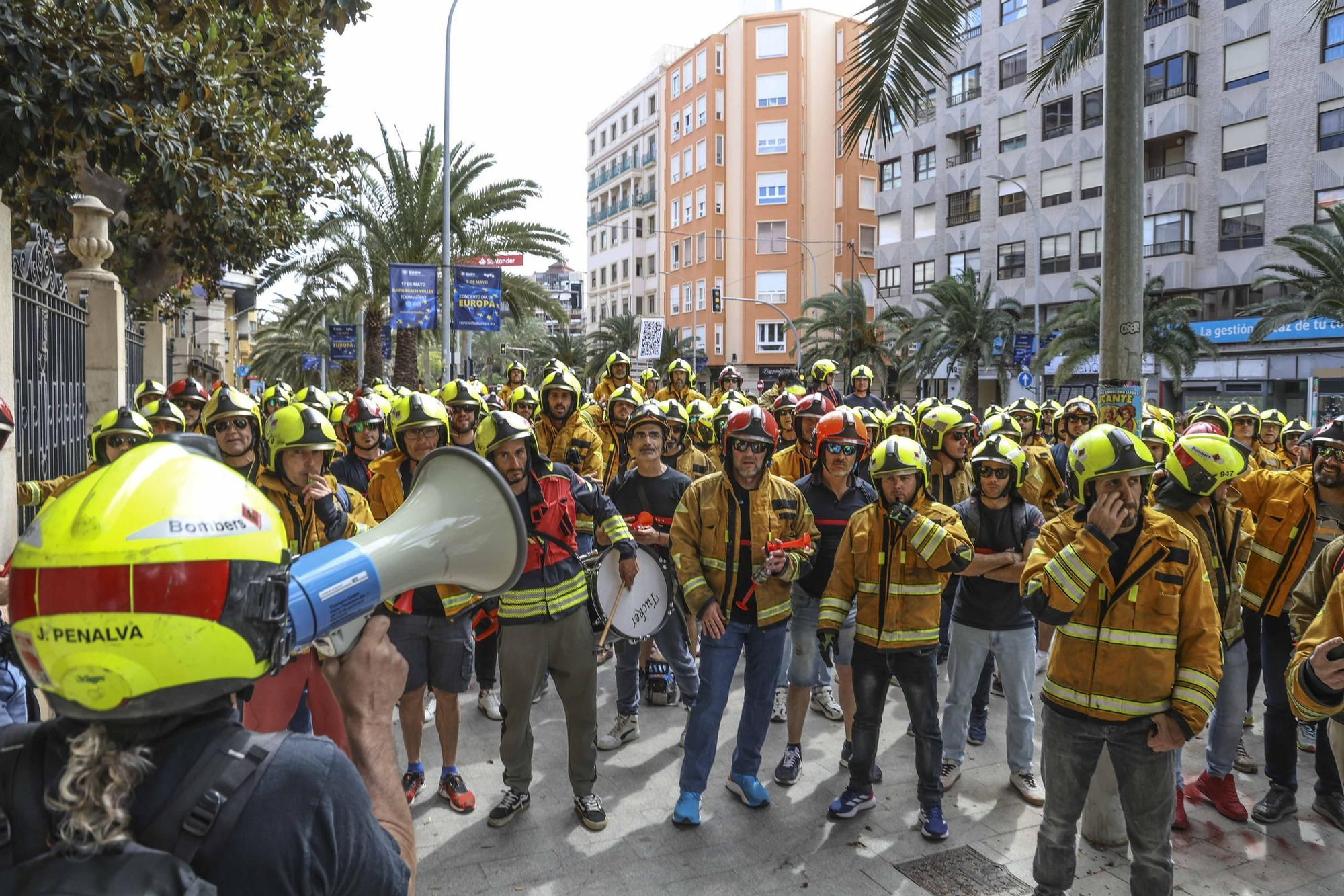 Protesta de los bomberos frente a la Diputación de Alicante