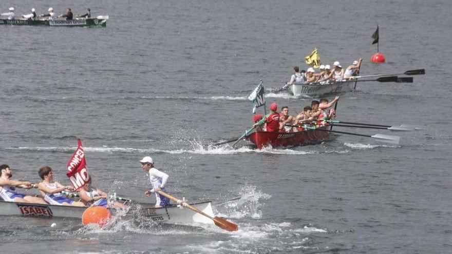 Una regata de trainerillas disputada en aguas de Meira. // Santos Álvarez