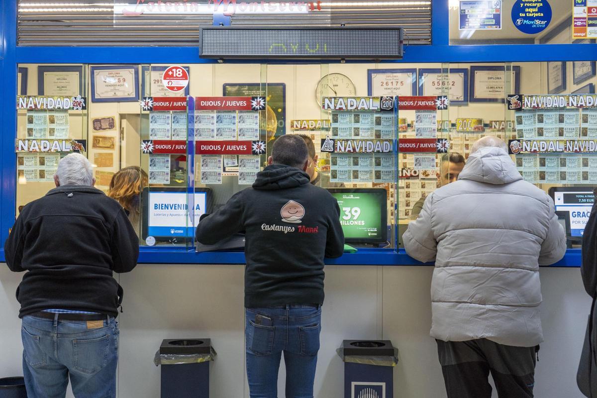 Clients a la recerca de la sort en una administració de loteria.