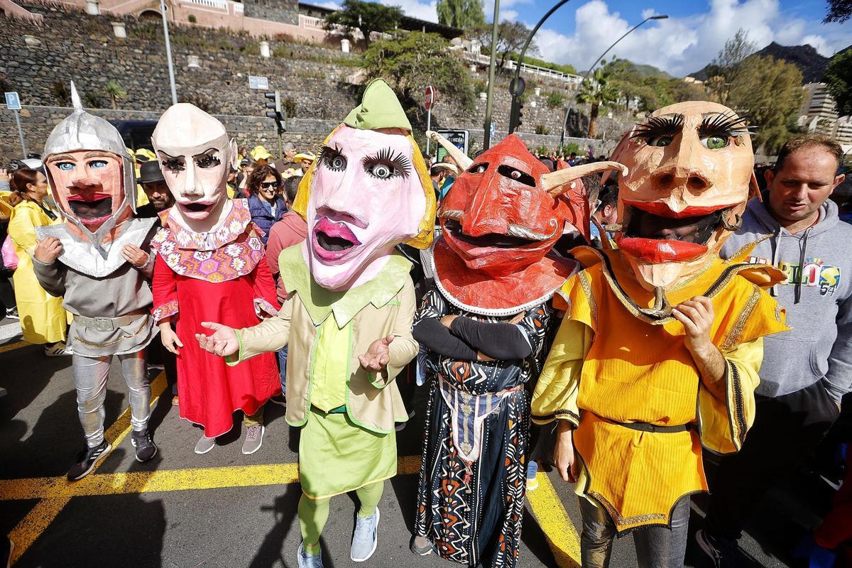 Participantes en la Sardina de la Inclusión del Carnaval 2025.