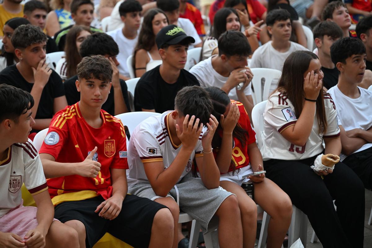 Centenares de aficionados se reúnen en la Plaça Major.