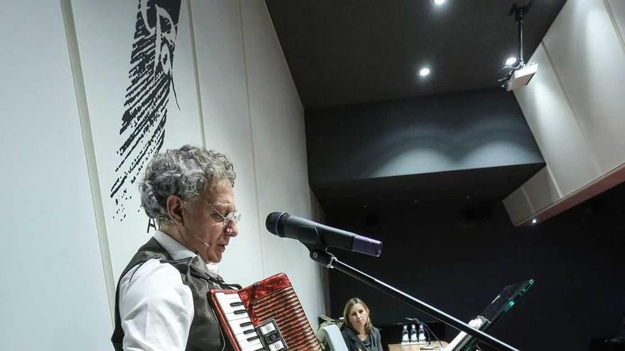 Virginia Gil, al fondo, y el poeta Juan Carlos Mestre, ayer, durante el recital en el Club Prensa Asturiana de LA NUEVA ESPAÑA.