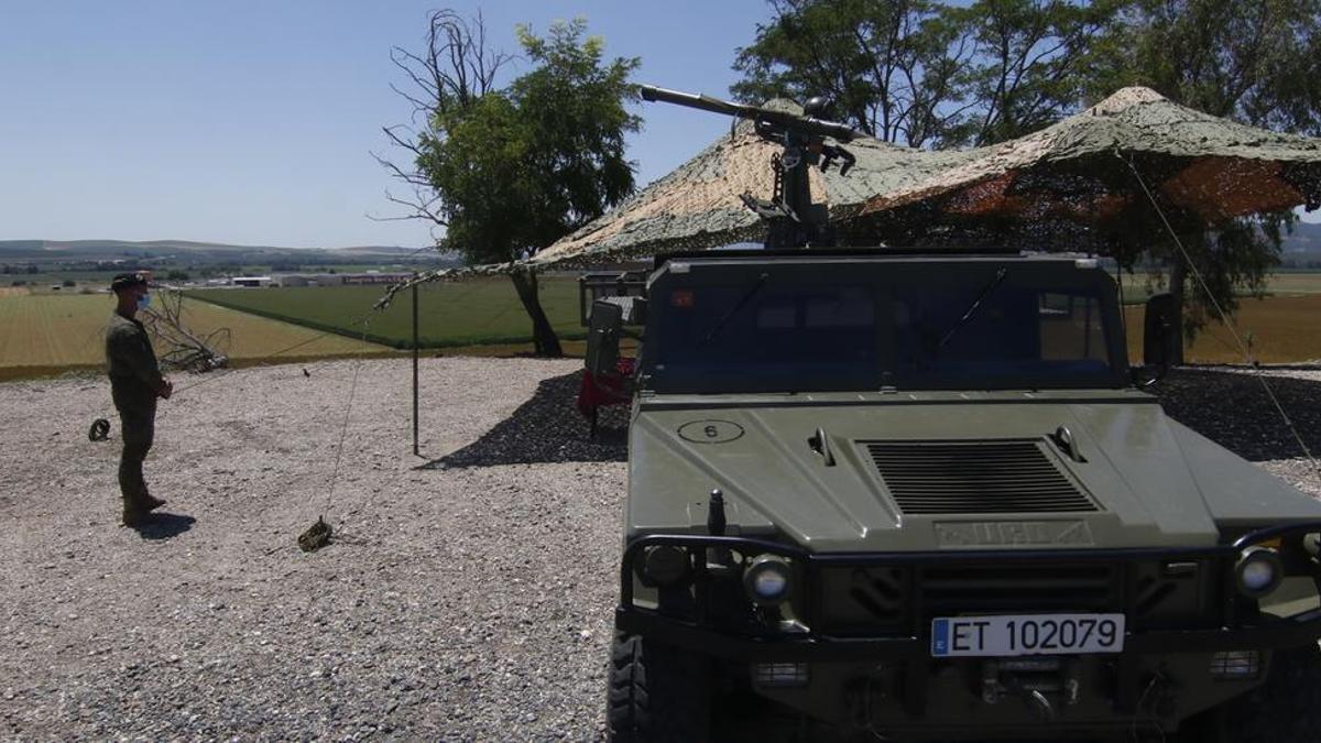 Un vehículo militar en los terrenos donde se ubicará la base logística del Ejército en Córdoba.