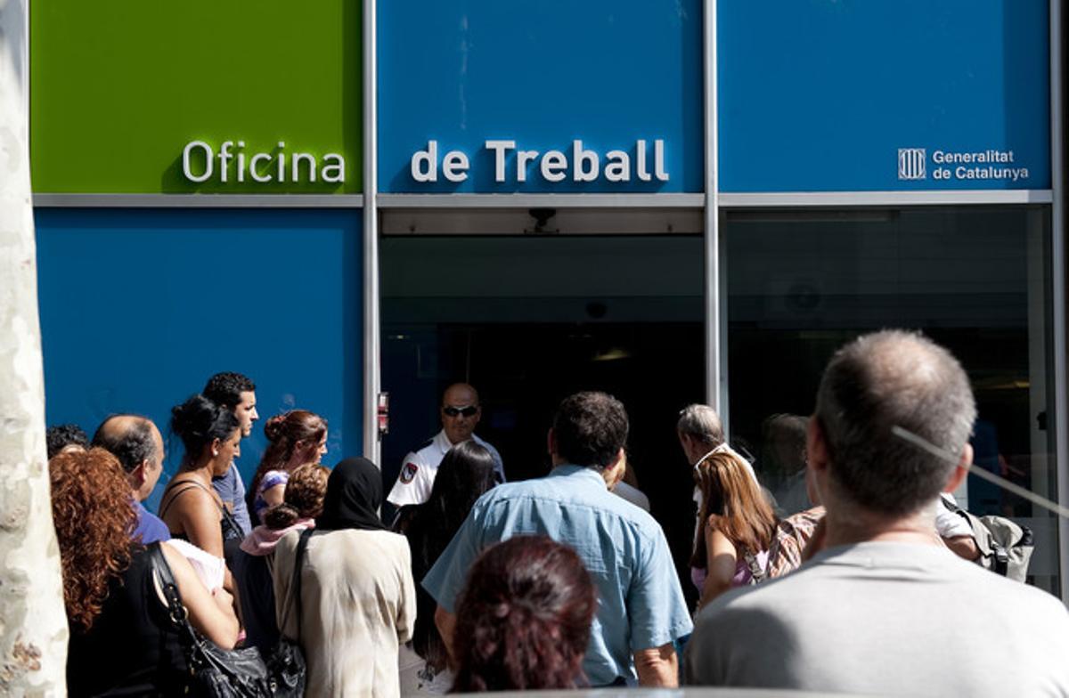 Un grupo de parados, a las puertas de una oficina del Servei d’Ocupació de Catalunya, en la calle Sepúlveda de Barcelona.