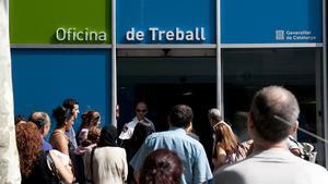 Un grup d’aturats, a les portes d’una oficina del Servei d’Ocupació de Catalunya, al carrer Sepúlveda de Barcelona.