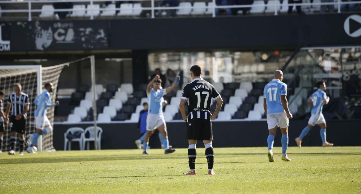Kevin Sánchez observa desde la distancia la celebración de uno de los goles de la UD Ibiza. | IVÁN URQUÍZAR