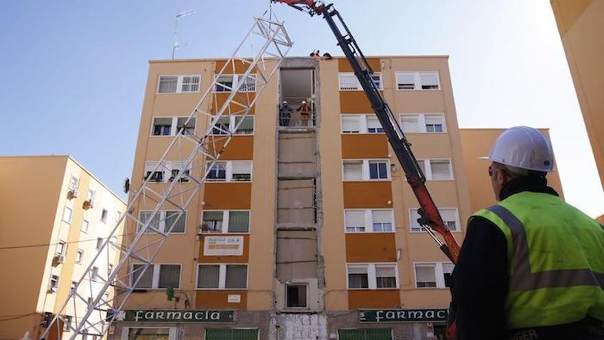 La colocación de ascensores mejorará la accesibilidad a 64 edificios.