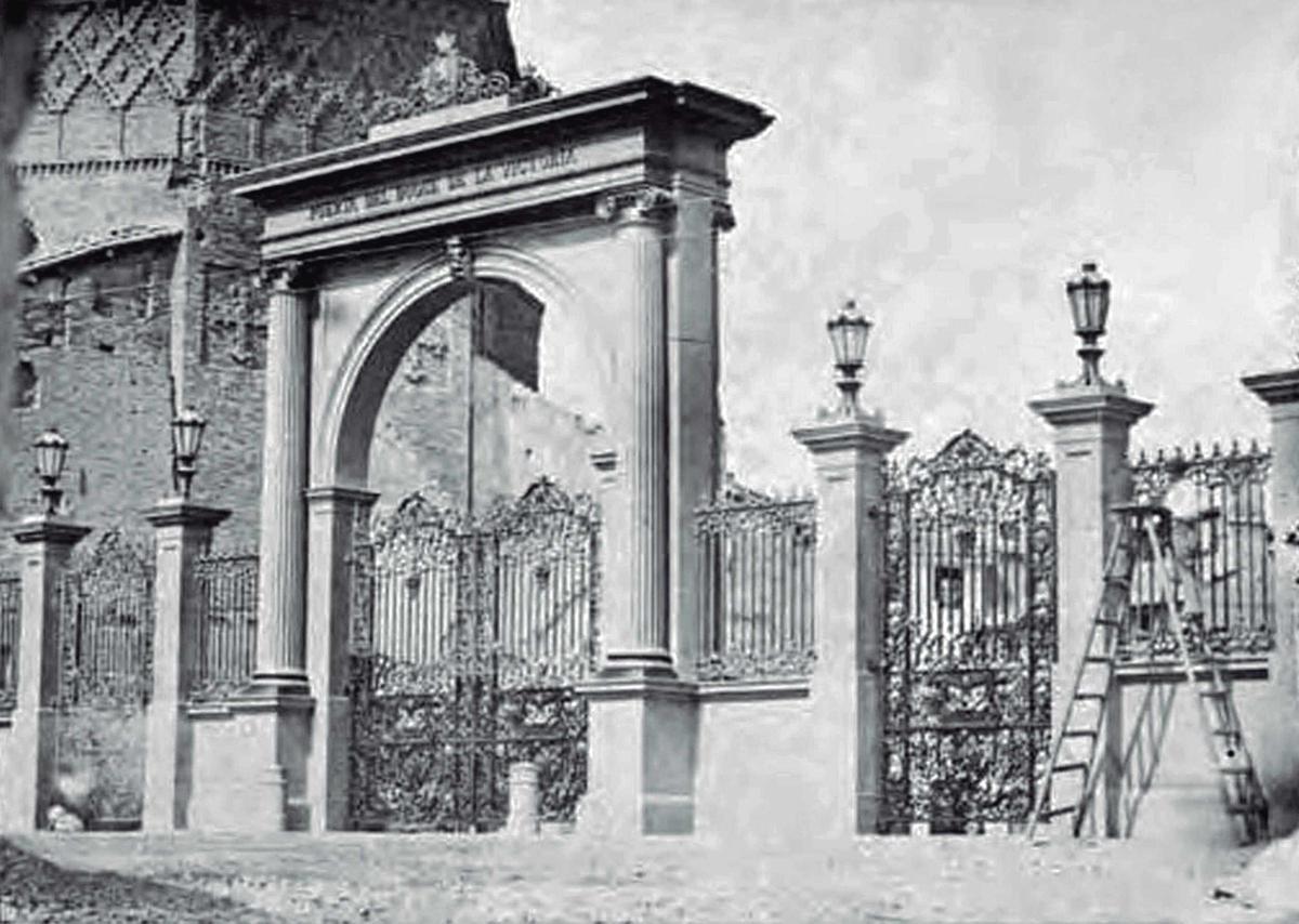 Foto en blanco y negro de la antigua Puerta del Duque de la Victoria